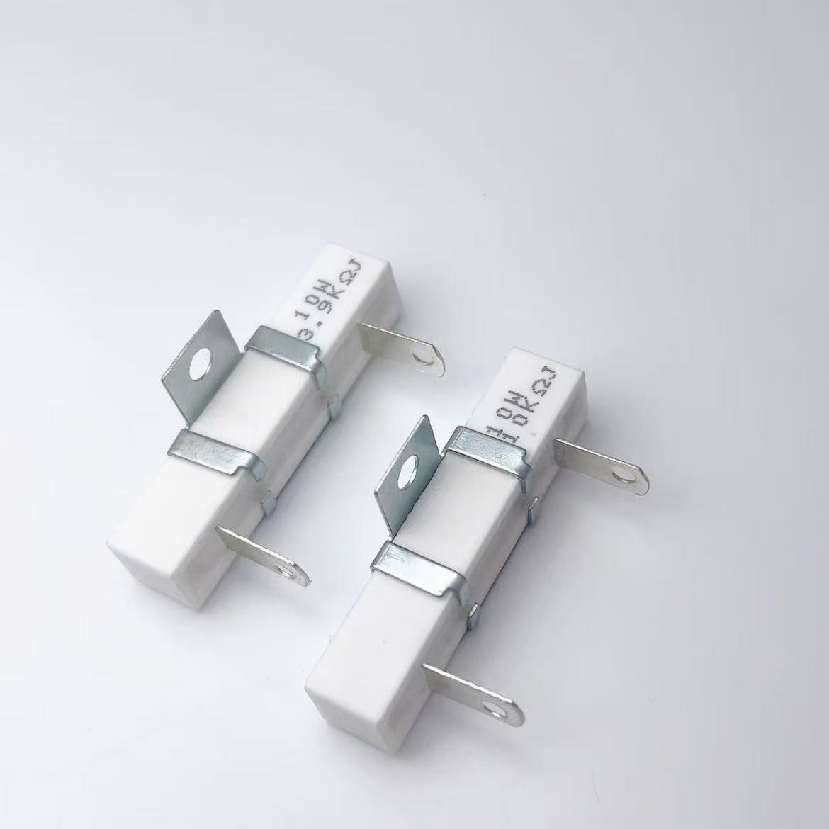 Cement-housed wirewound resistor — the housing material determines short-circuit and mechanical failure behaviour